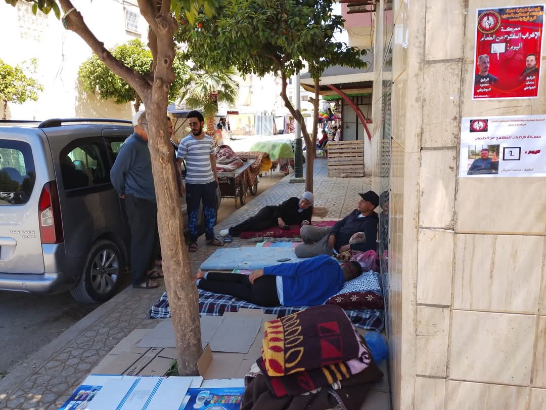 معطلو قرية با محمد  يحتجون باعتصام وإضراب عن الطعام