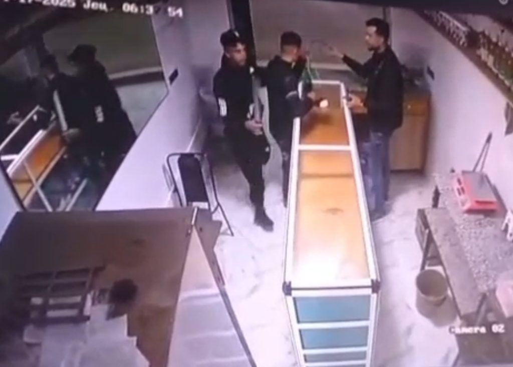 ظهرا في شريط فيديو يهاجمان صاحب مقشدة..أمن فاس يوقف “خموجة” ويبحث عن شريكه