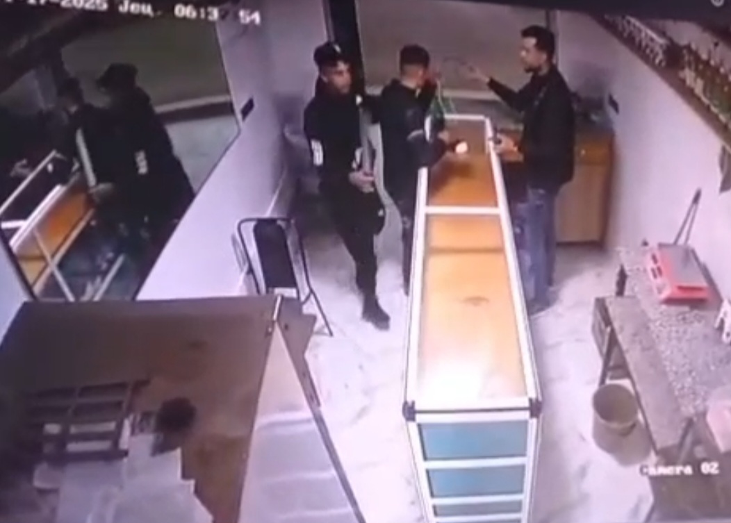ظهرا في شريط فيديو يهاجمان صاحب مقشدة..أمن فاس يوقف “خموجة” ويبحث عن شريكه