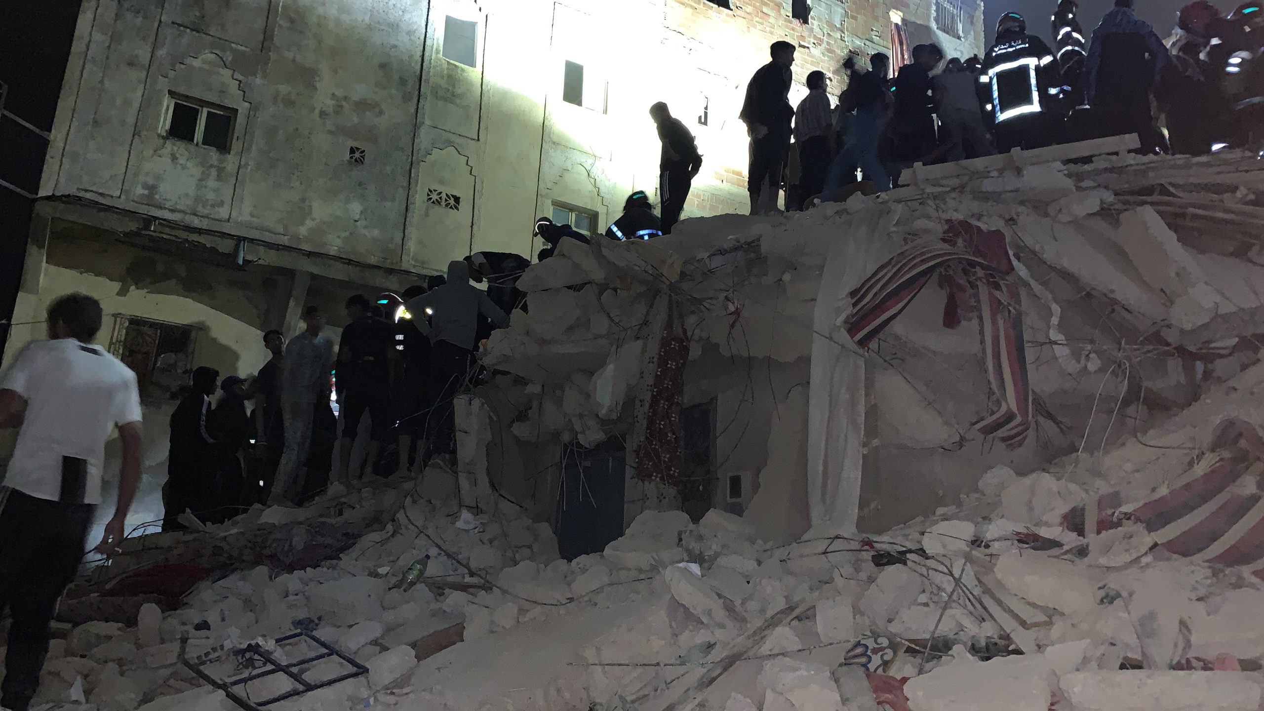 حقوقيون:  غياب البديل أجبر السكان على الاستمرار في العيش داخل عمارة حي الحسني  رغم الخطر الداهم