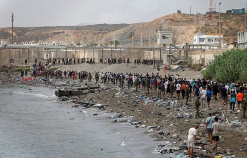 الداخلية تستنفر لمصالحها مواجهة دعوات العبور الجماعي نحو سبتة ومليلية يوم 15 غشت