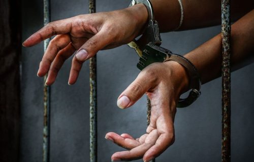 فاس.. توقيف شخصين للاشتباه في تورطهما في وفاة شاب سقط من الطابق الثالث