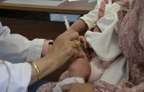 وزارة الصحة تدعو الأسر إلى استكمال تلقيح أطفالها وتؤكد توفر اللقاحات بالمجان